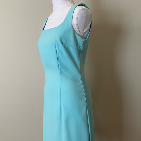 Sky Blue Square-neck, Sleeveless Shell Dress - Picture 4 of 8